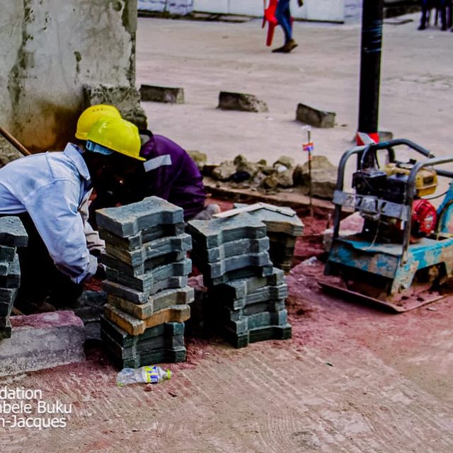 Pose de pavés lors de travaux d'aménagement menés par la Fondation